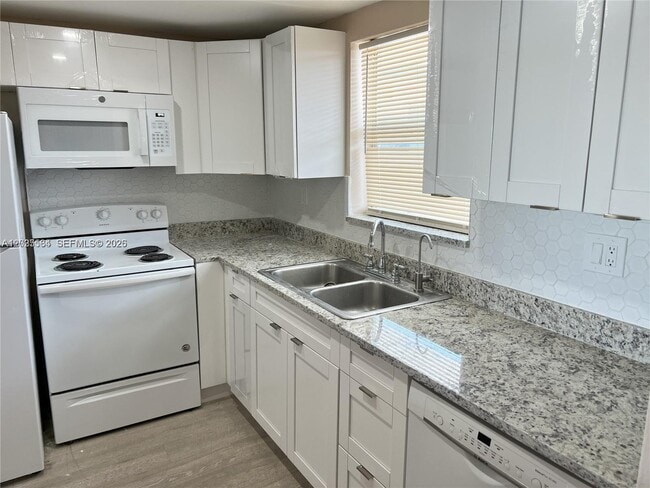 Building Photo - 9351 Fontainebleau Blvd