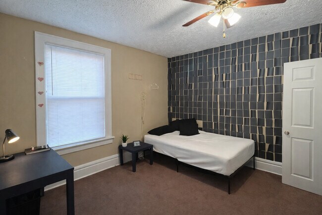 Building Photo - 1115-15 E 18th Ave