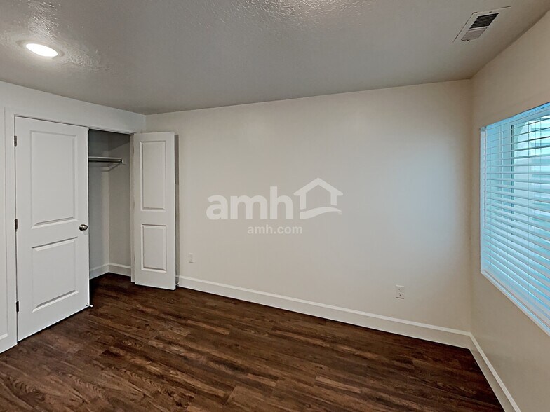 Building Photo - 6101 W Arranmore Dr