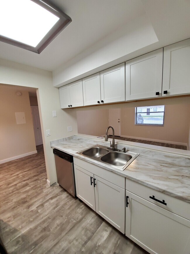 Building Photo - 6040 Shaker Wood Cir