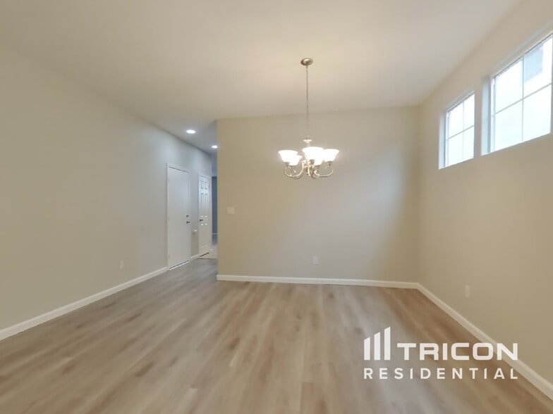 Building Photo - 1209 Halsey St