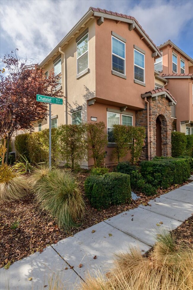 Building Photo - Modern Living in Natomas!