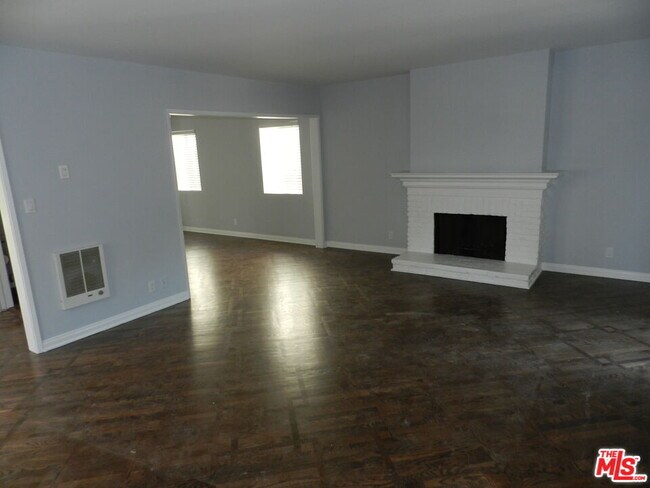 Building Photo - 2711 Arizona Ave