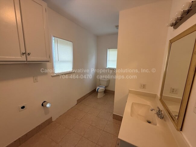 Building Photo - 610 N Pear St