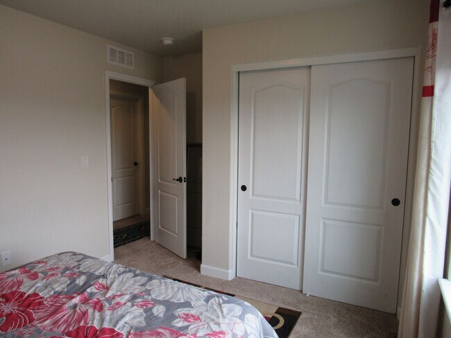 Building Photo - Stunning Longmont home