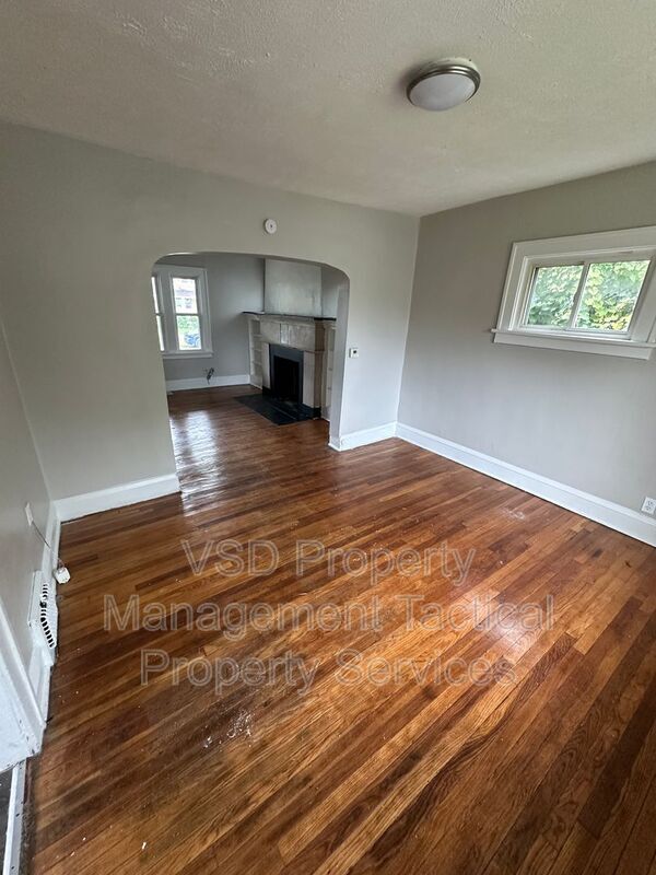 Building Photo - 13827 S Parkway Dr