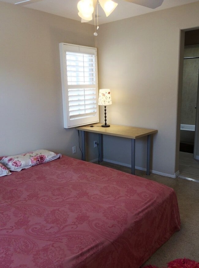 Building Photo - 2 Bedroom, 2.5 bath DETACHED condo in Oak ...