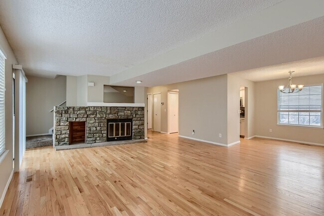 Building Photo - 3 Bedroom 3 Bath in Littleton next to horseshoe park!!