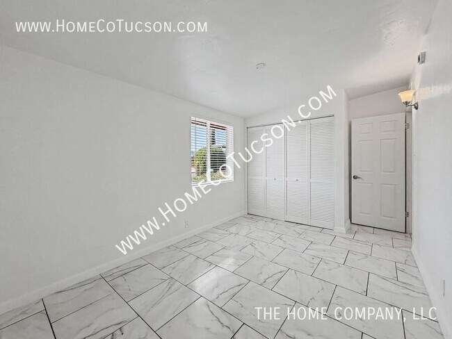 Building Photo - 6225 E Calle Aurora