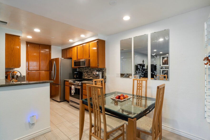 Building Photo - 3863 Thorncroft Ln