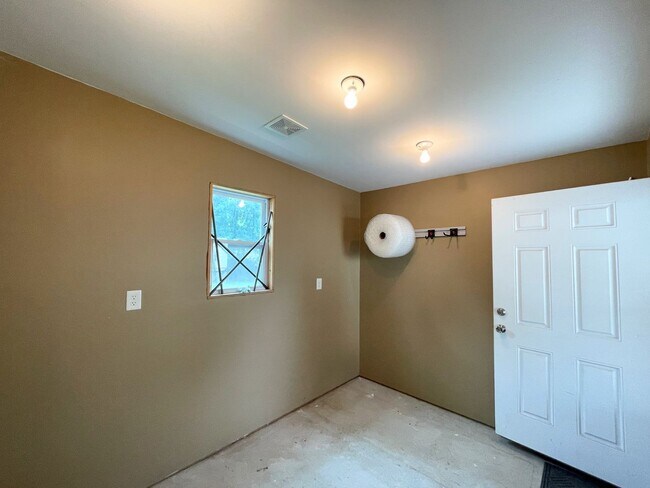 Building Photo - Cute 3 Bed 1 Bath McPherson Home in Good Neighborhood