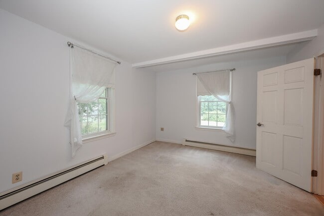 Building Photo - 55 Holbrook Hill Rd
