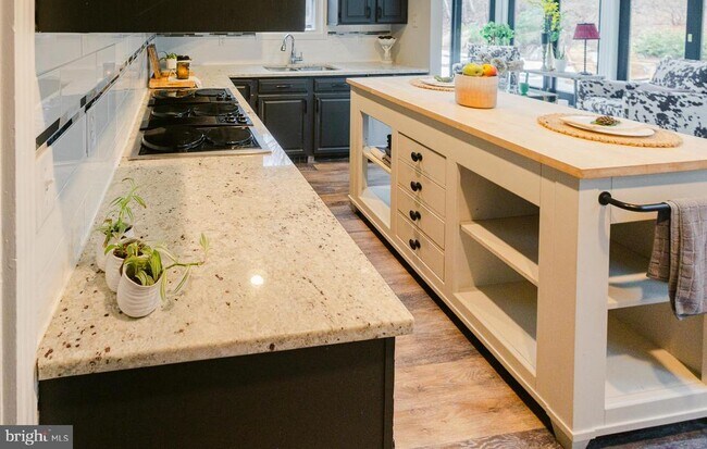 Building Photo - 15841 York Rd