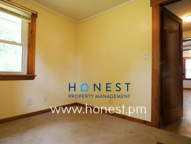 Building Photo - 523 Memorial Dr