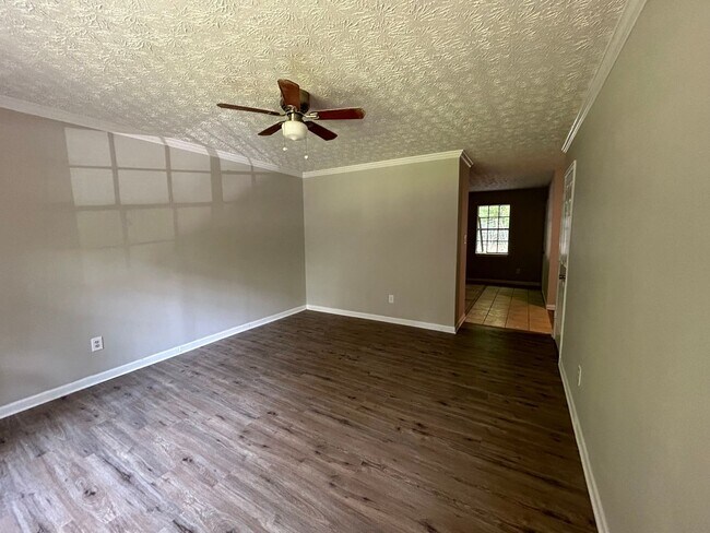 Building Photo - **$400 OFF FIRST FULL MONTH OF RENT**105 Meadowbrook Court Unit A - Available Now! Ask how you ca...