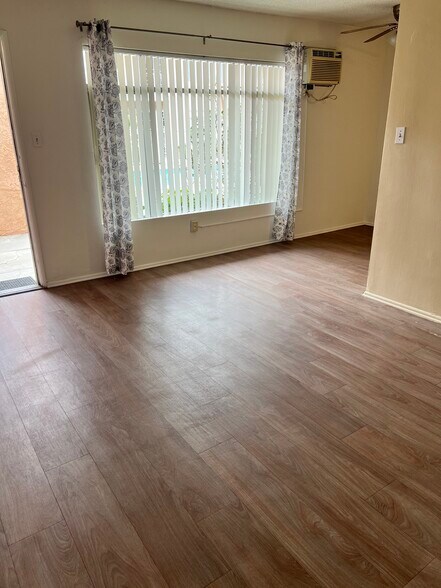 living room - 920 S Fann St