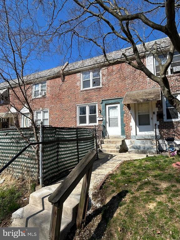 Building Photo - 330 W 21st St