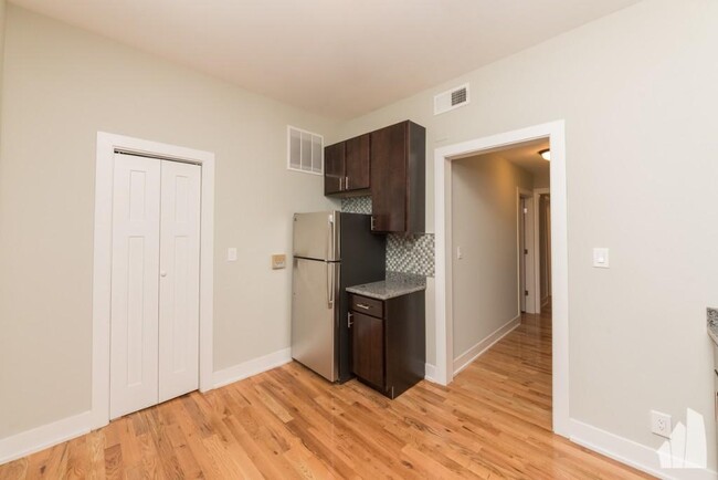 Building Photo - 2 bedroom in Chicago IL 60657