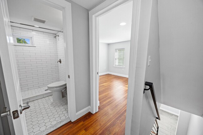 Building Photo - 733 E Elm St