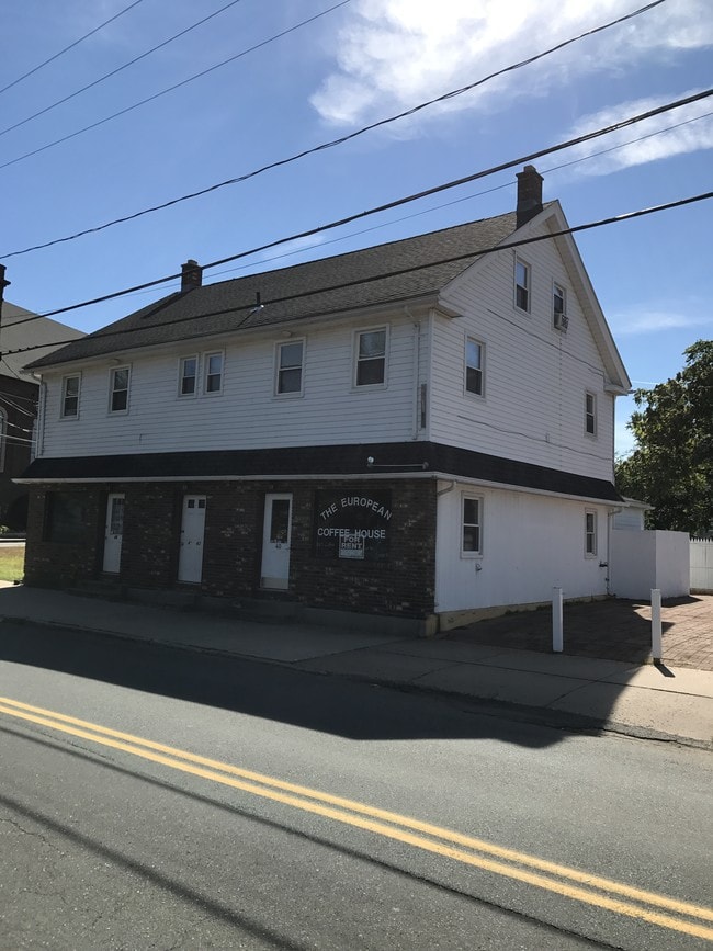 Large Commercial space in great location. - 40 High St