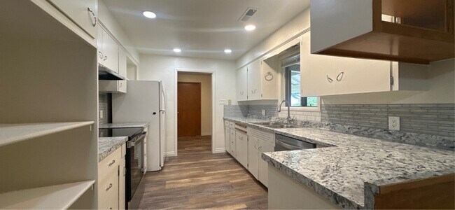 Building Photo - 938 Madison St