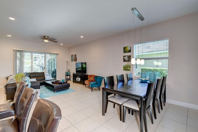 Building Photo - 495 NE Abaca Way