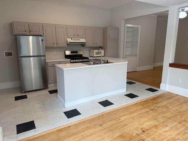 Building Photo - Beautiful First-Floor Condo in Portland’s West End