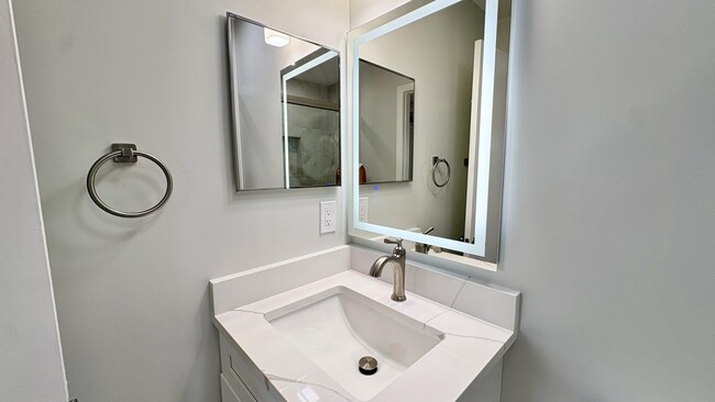 Building Photo - 5325 Tennis Ln