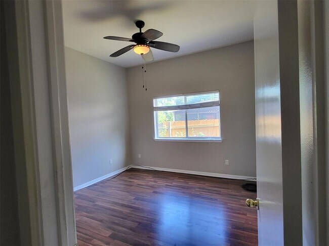 Building Photo - 512 Maplecreek Dr