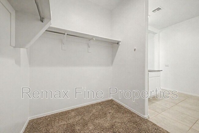 Building Photo - 1566 E Fletcher Dr