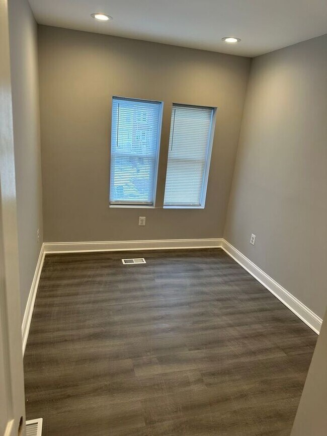 Building Photo - 4 Bedroom Spacious House