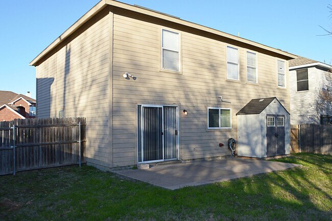 Building Photo - Large 2 story home with easy access to 820...