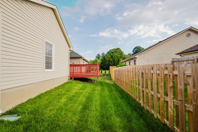 Building Photo - Move-in-ready 3 bed / 3 Full Bath In Louisville's Four Seasons — Fully Updated, No Carpet, Fiber ...