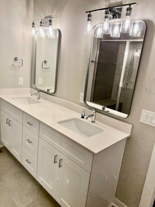 Building Photo - Room in Townhome on Gregg St
