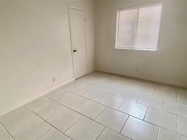 Building Photo - 1202 Meadgreen Dr