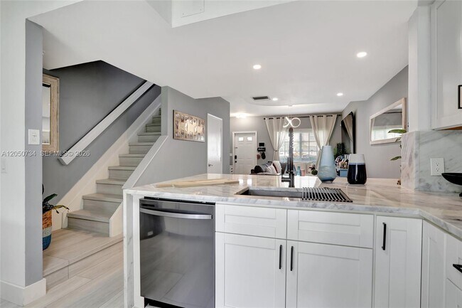Building Photo - 7921 Sanibel Dr