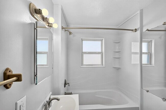 Building Photo - 3 Bedroom, 1 Bathroom Home in Caldwell