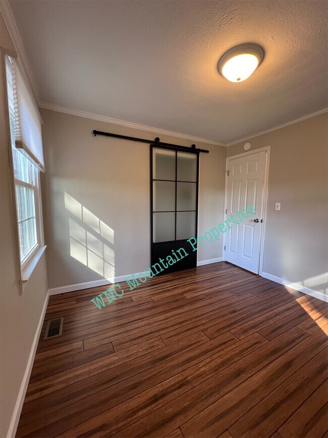 Building Photo - 247 Pleasant Meadow Ln