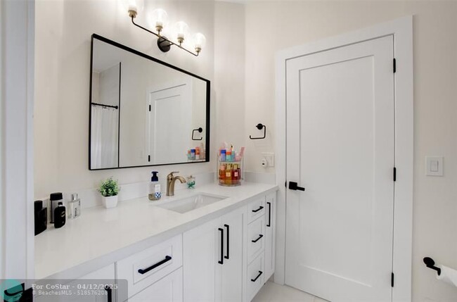 Building Photo - 2563 Jardin Ln