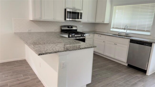 Building Photo - 128 Riverhill Dr