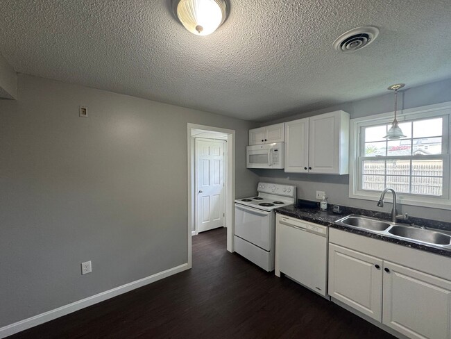 Building Photo - Refreshed 2 Bed 1.5 Bath Townhouse | Pet O...