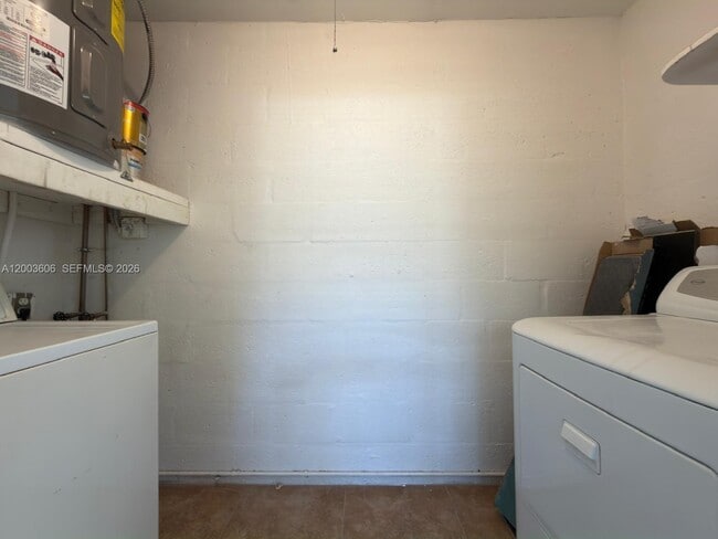 Building Photo - 1325 NW 11th Ct