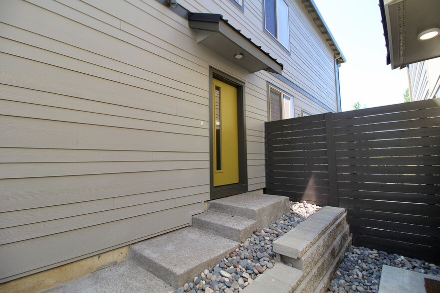 Building Photo - 258-260 SW Lancaster Ct