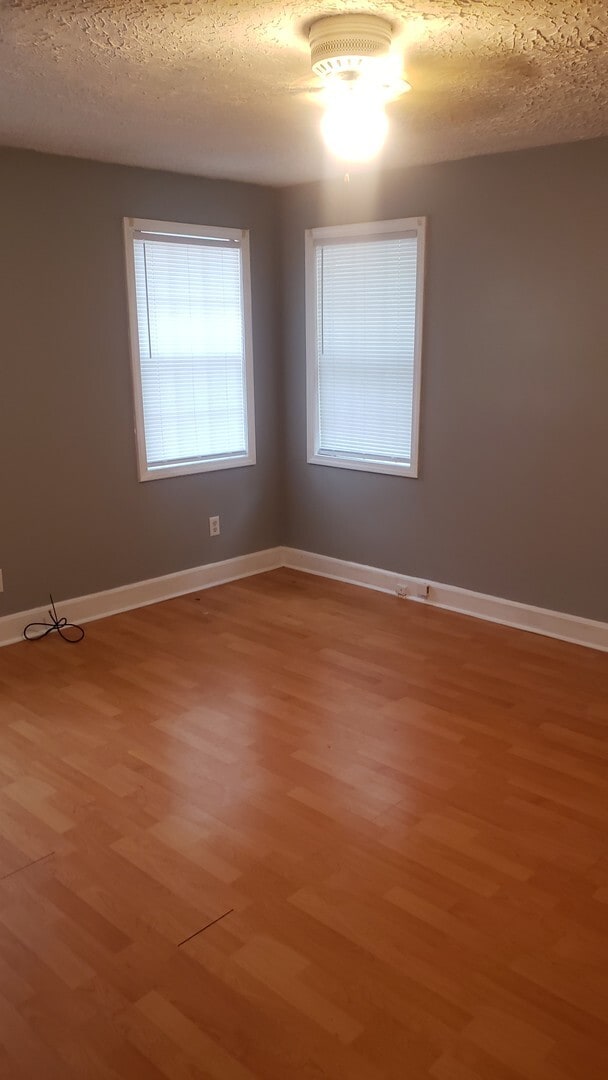 Building Photo - 2 bedroom/1 bath