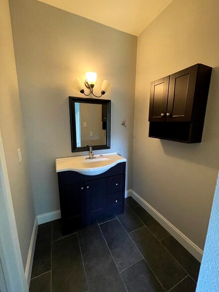 Newly tiled master bath with vanity - 12166 Metric Blvd