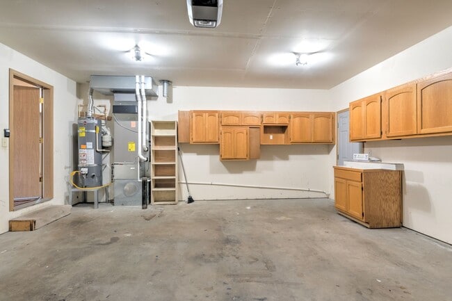 Building Photo - 3 Bedroom 2 Bath Home