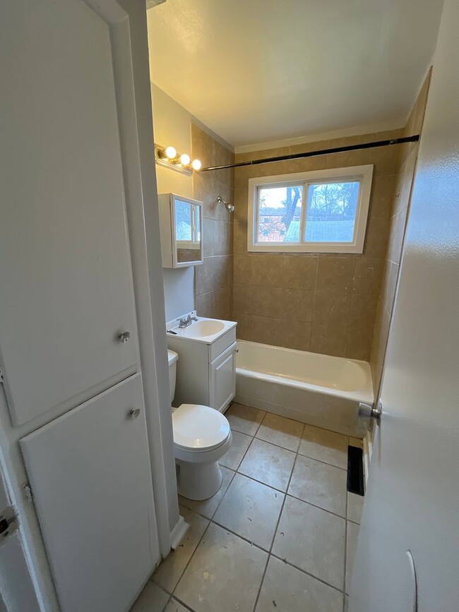 Building Photo - Newly carpeted 3 bedroom 1 bathroom single...