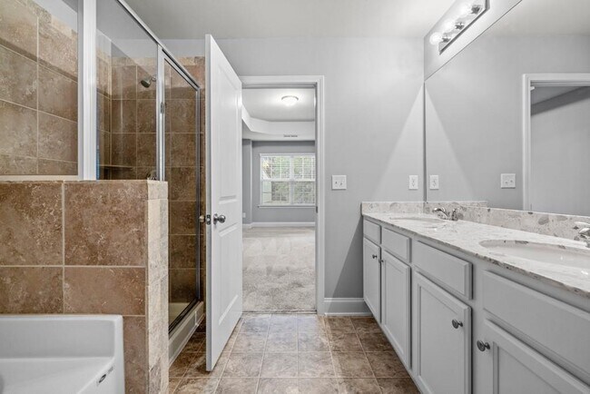 Building Photo - 2570 Castellan Dr