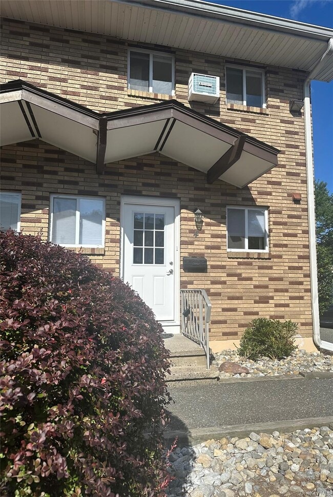 Building Photo - 8 Central Dr