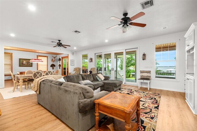 Building Photo - 2551 Lakeview Dr